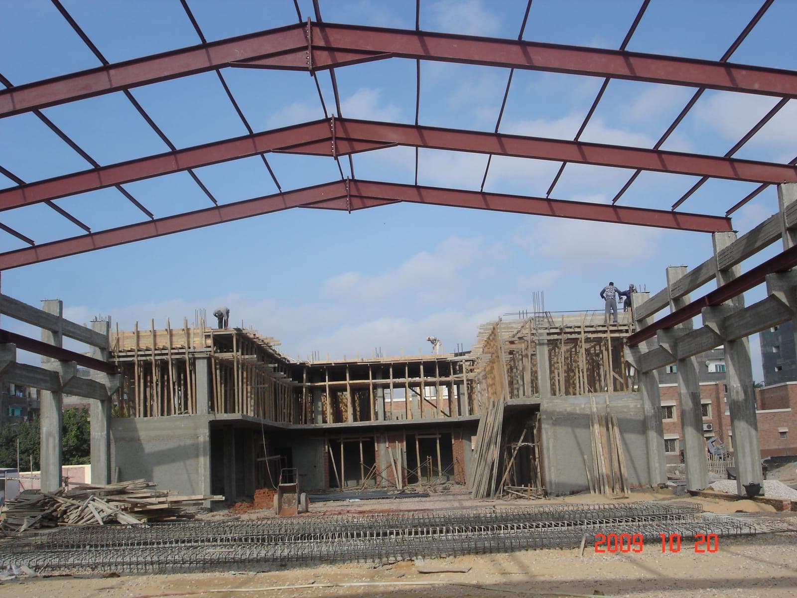 Alsiham Building — steel portal frames spanning the reinforced-concrete structure